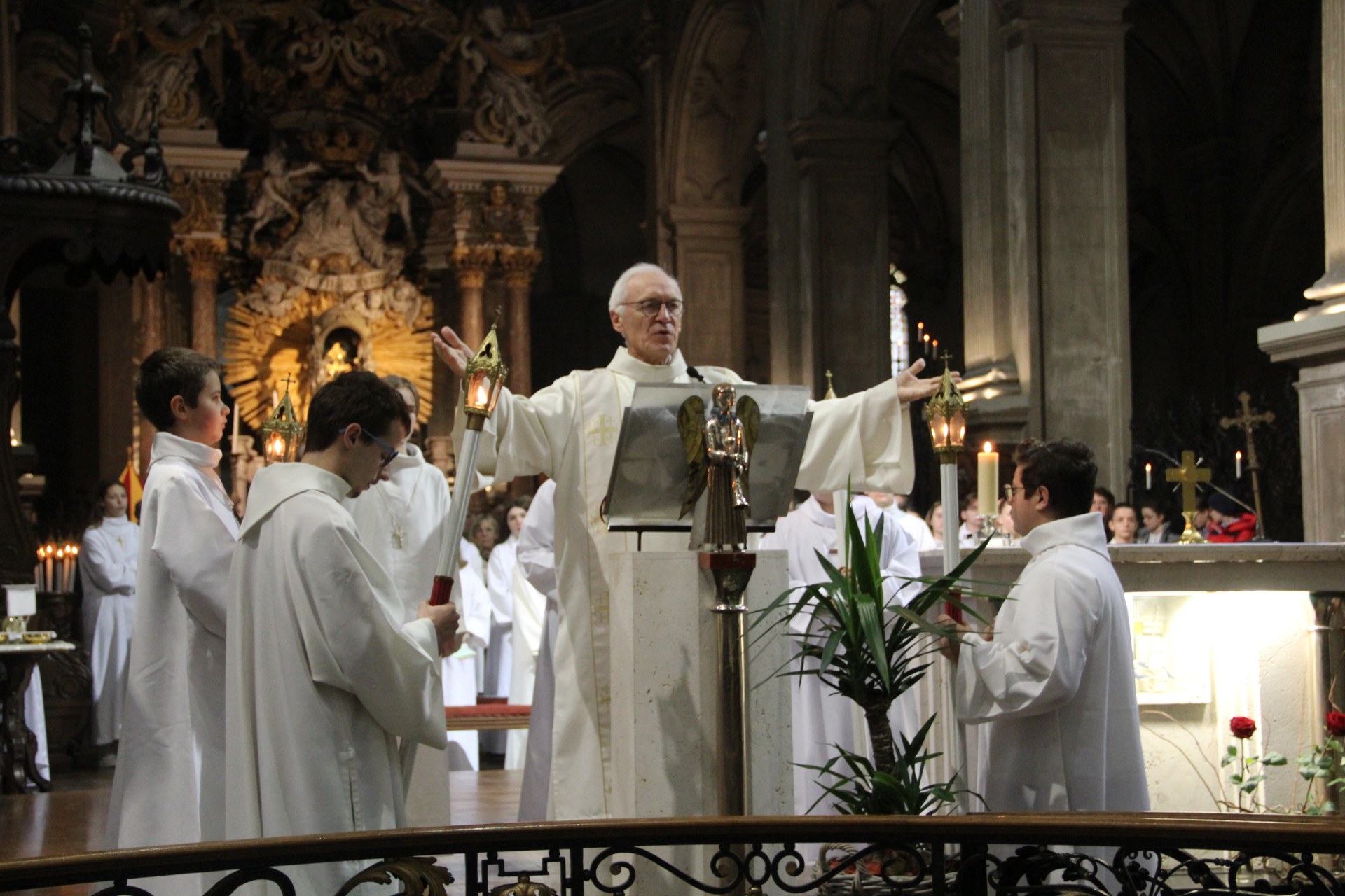 Confirmation servants autel 2022 cathédrale 10