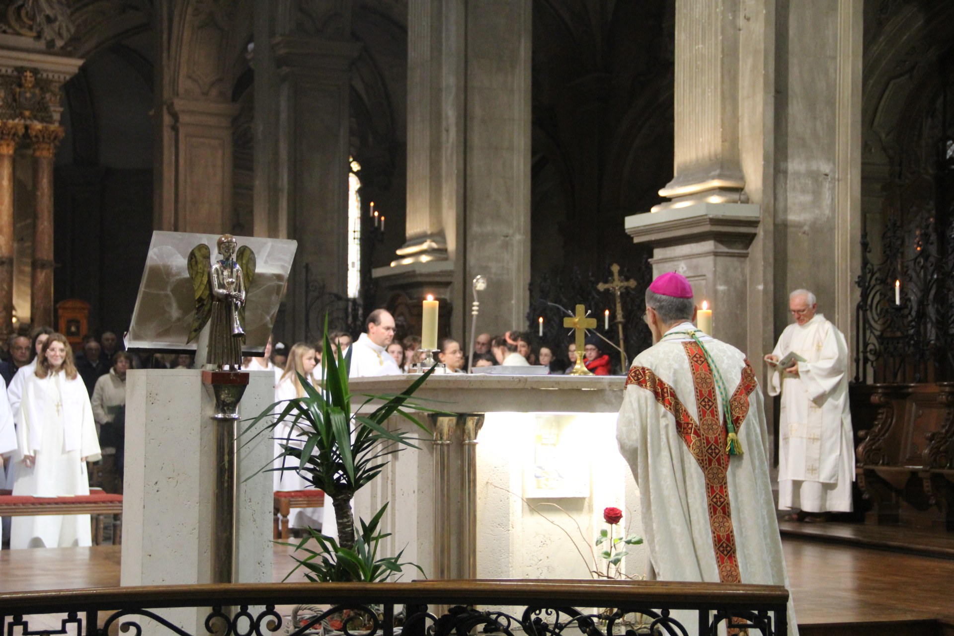 Confirmation servants autel 2022 cathédrale 2