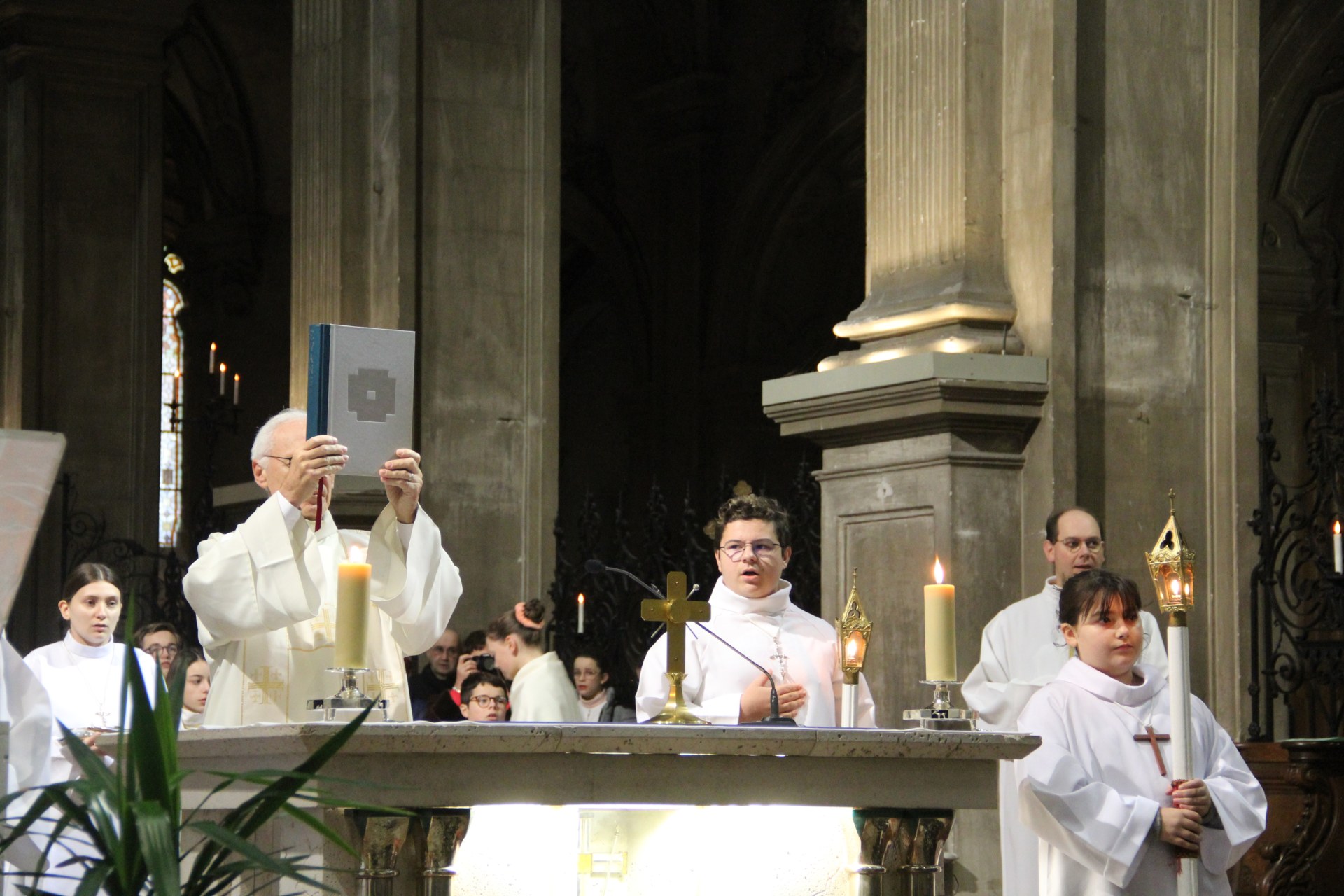Confirmation servants autel 2022 cathédrale 9