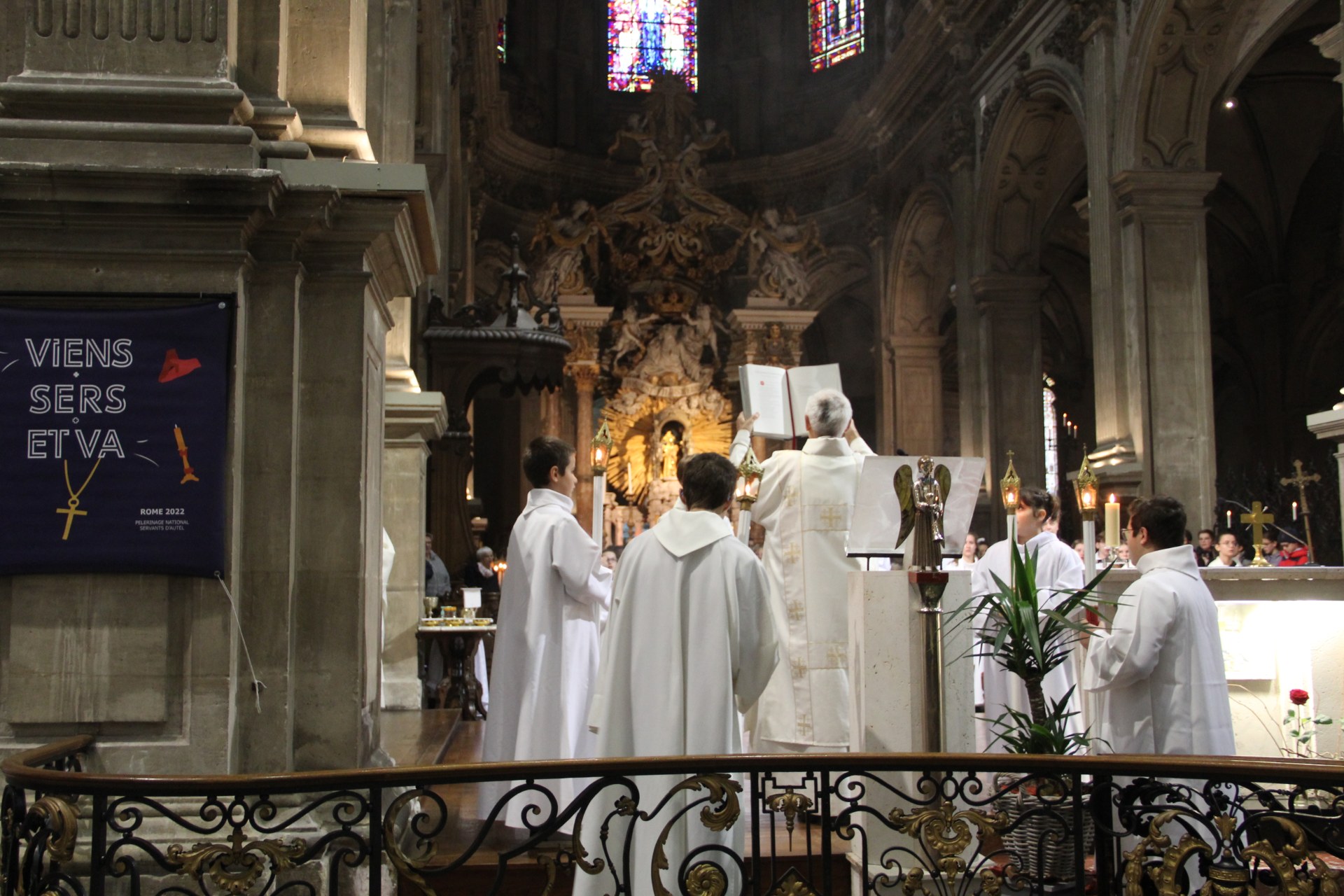 Confirmation servants autel 2022 cathédrale 13