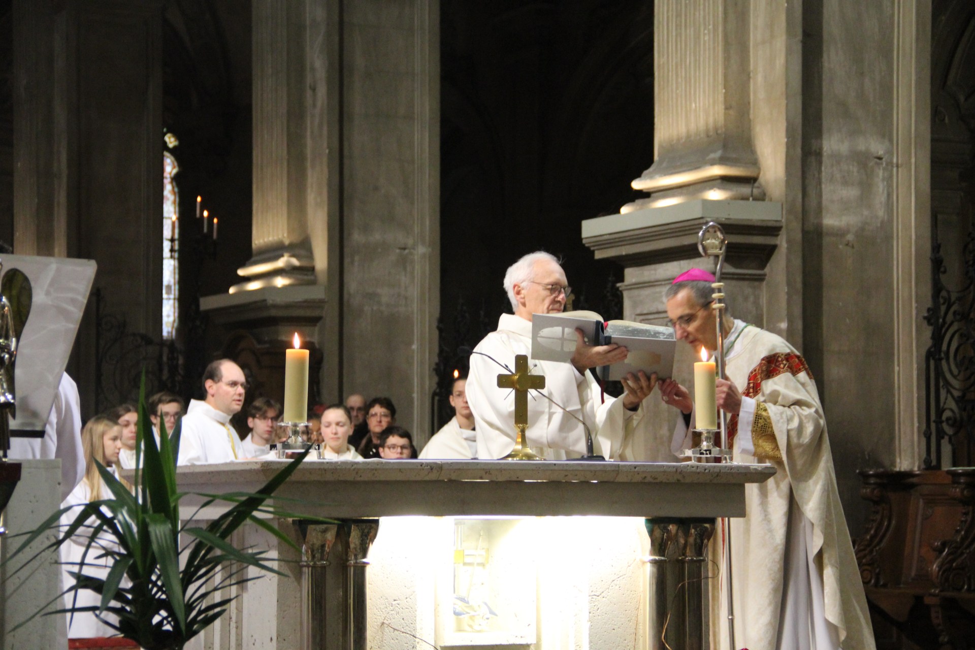 Confirmation servants autel 2022 cathédrale 14