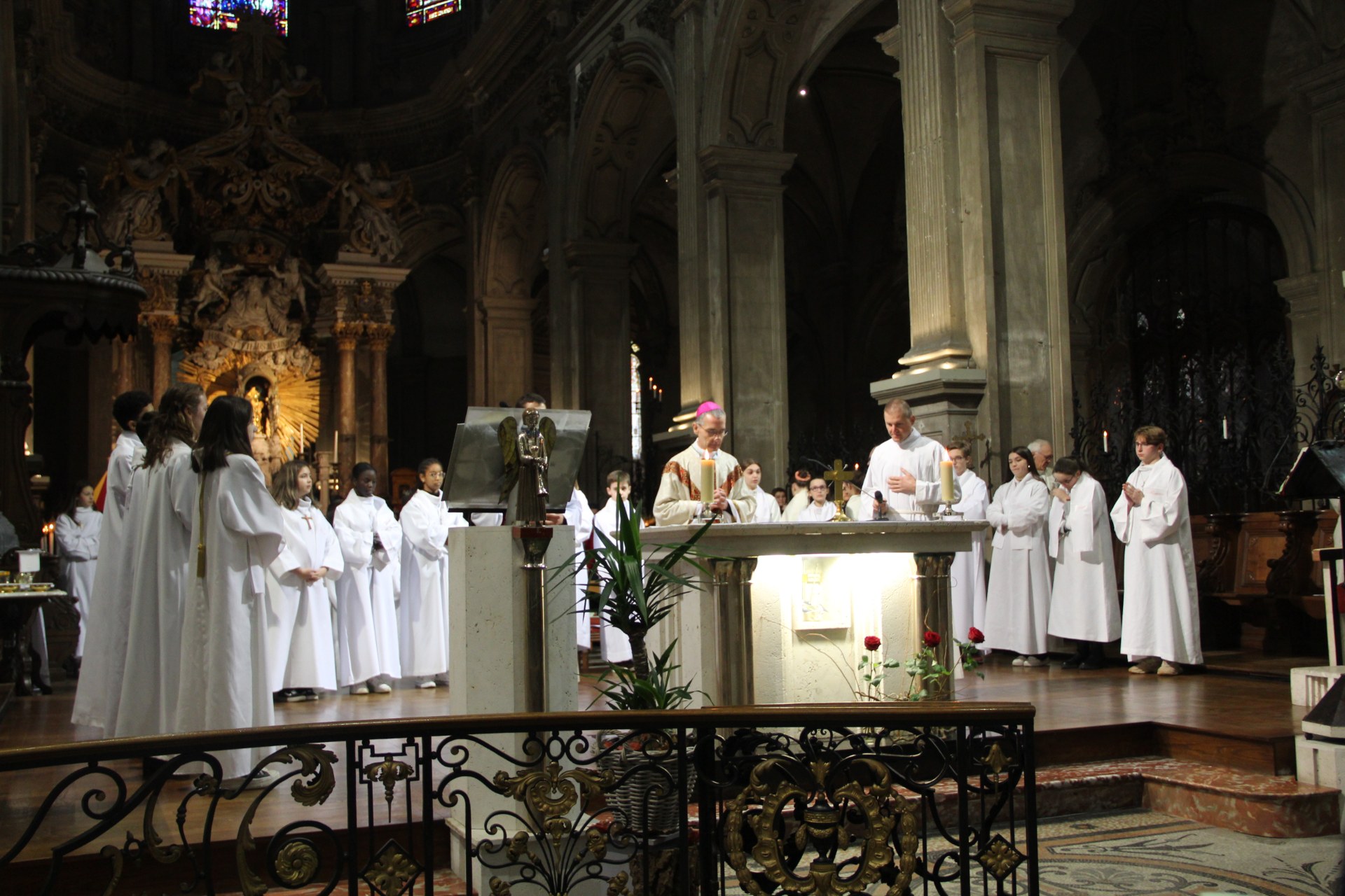 Confirmation servants autel 2022 cathédrale 18