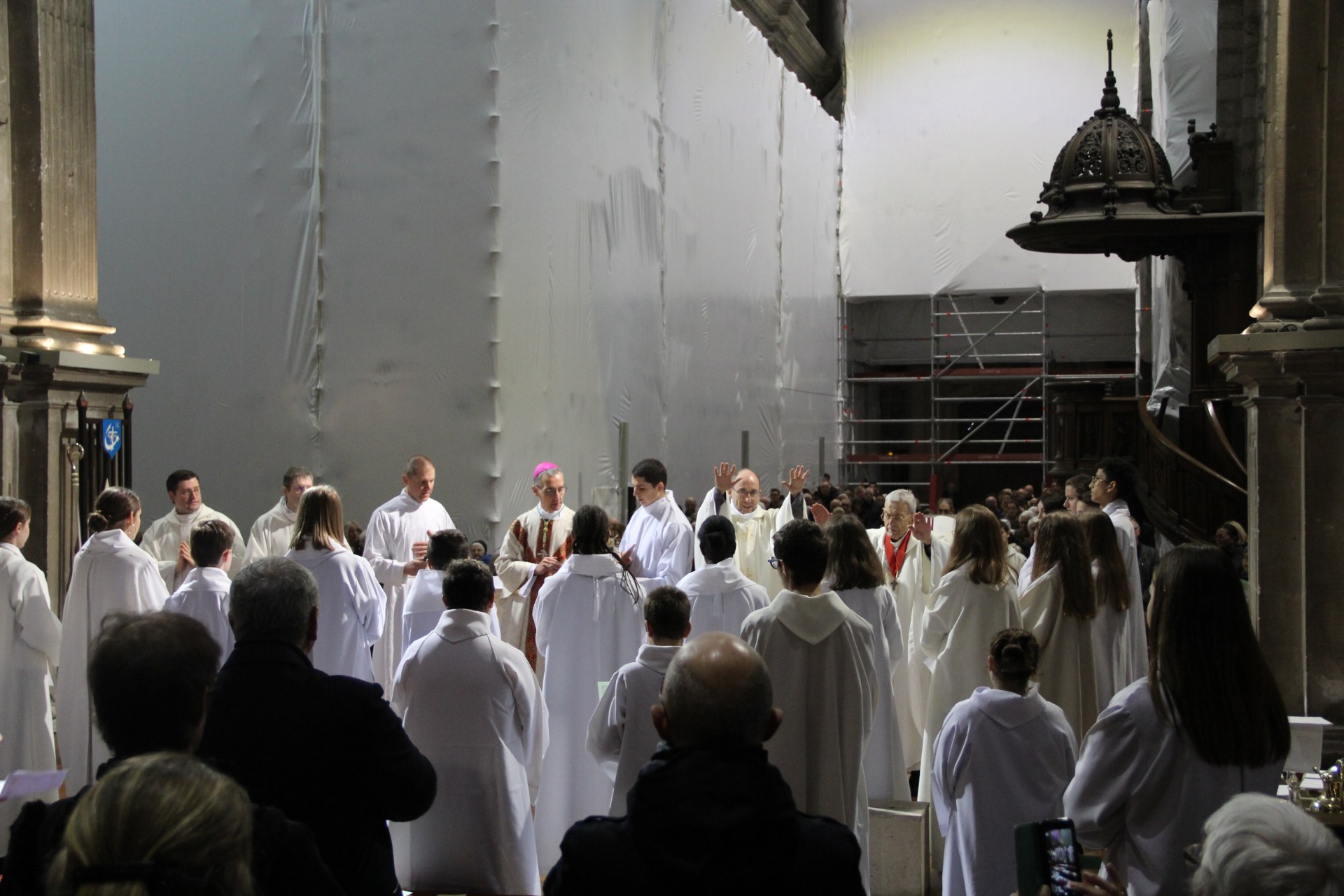 Confirmation servants autel 2022 cathédrale 21