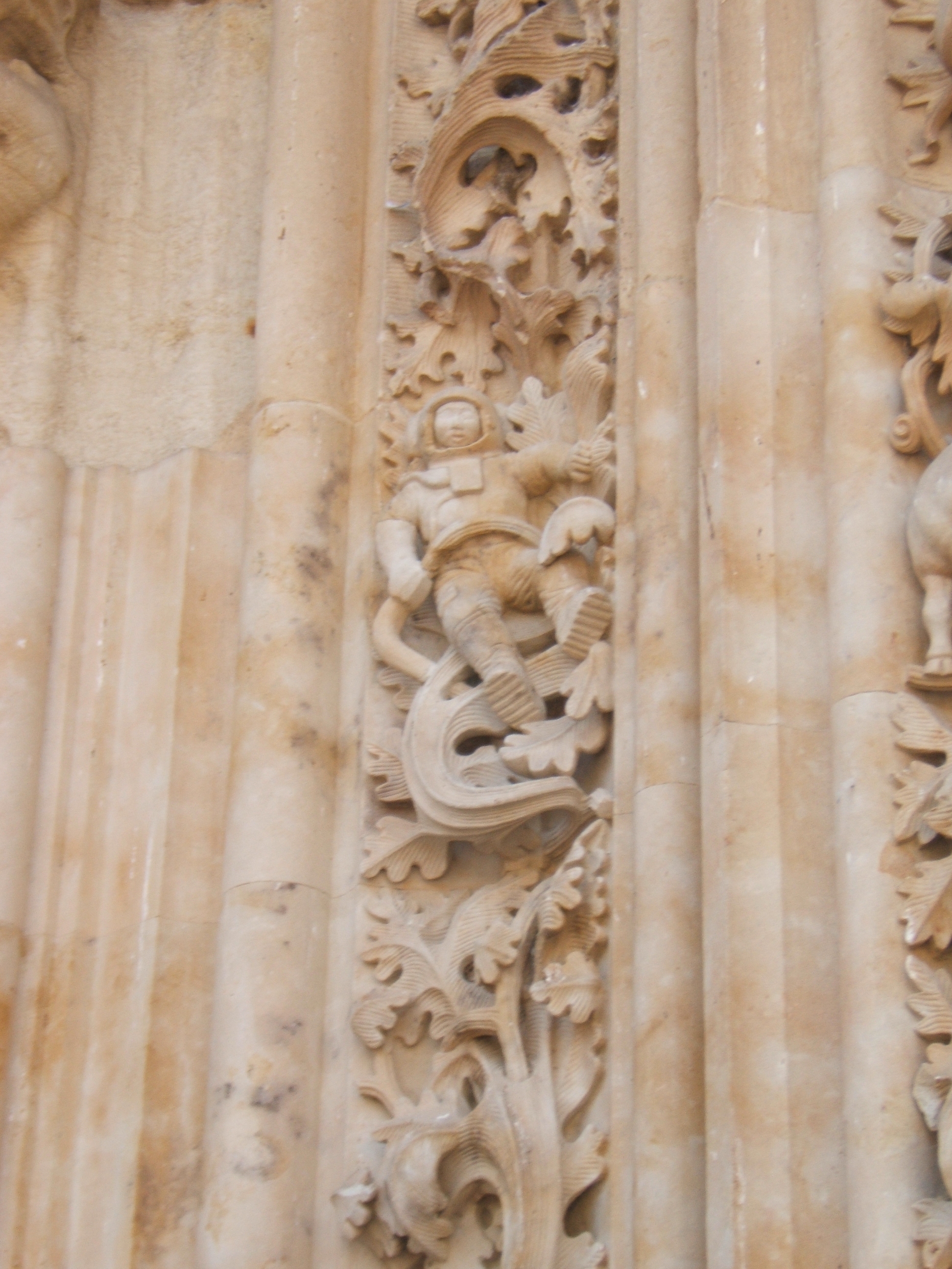 Le cosmonaute sur le porche de la cathédrale!