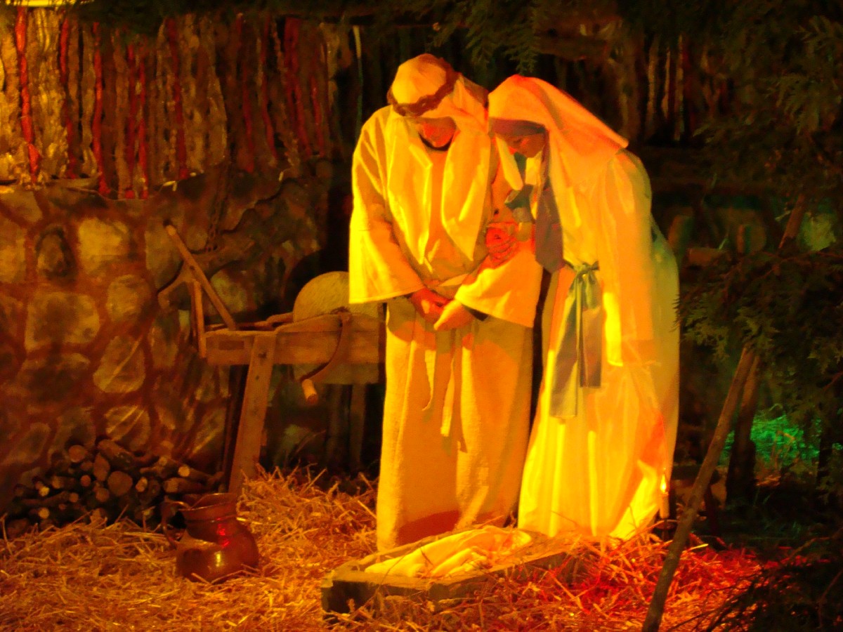 Marie et Joseph se prosternent devant l'enfant Jésus
