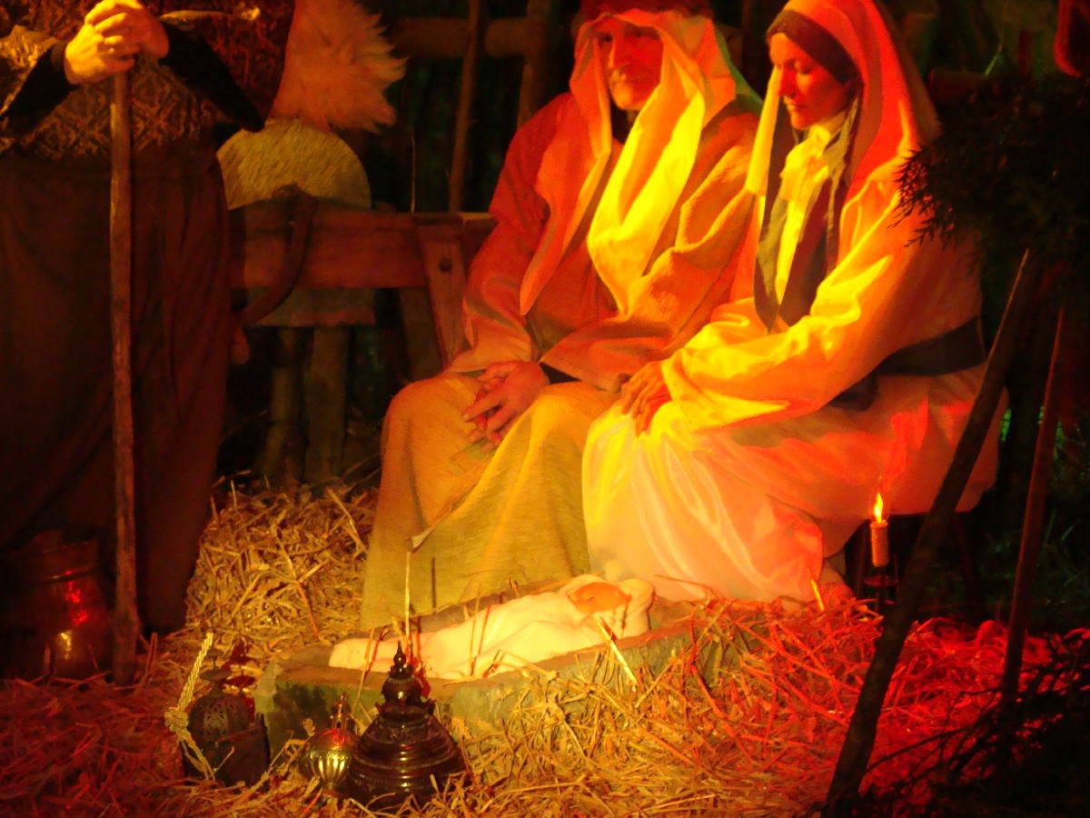 Marie et Joseph devant l'enfant Jésus