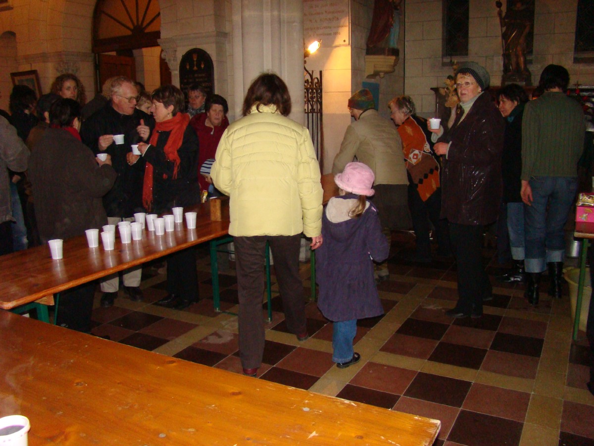 Dans l'église, vin chaud et chocolat chaud étaient offerts