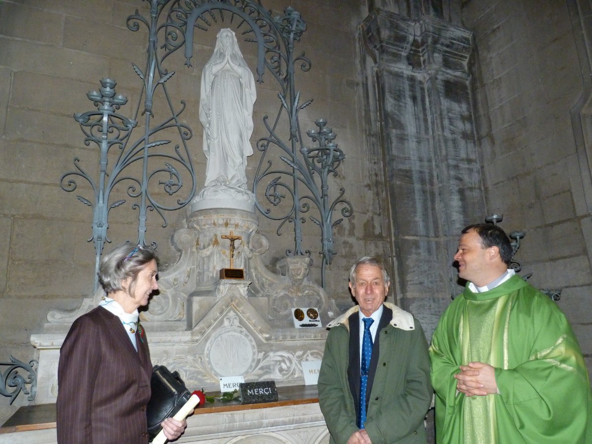 mise en place du crucifix dans la chapelle Notre-Dame de Lourdes