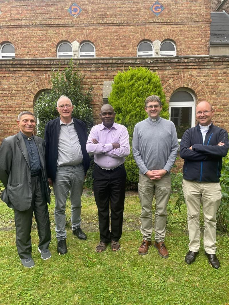 cure-de-paroisse-1186887_3