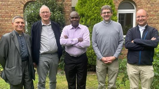 cure-de-paroisse-1186887_3