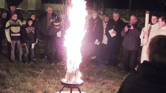 Dans nos obscurités,allume le feu...