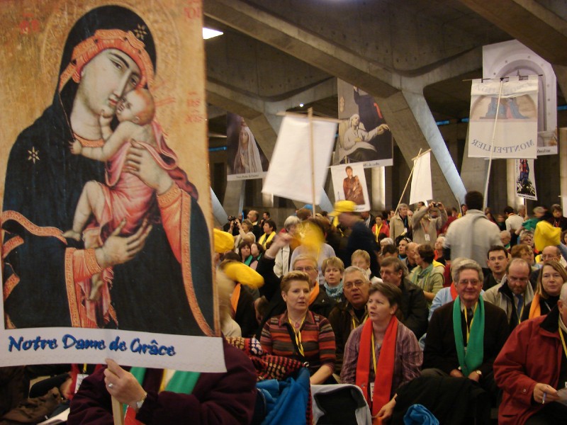 Défilé des bannières des ViergesMarie des diocèses