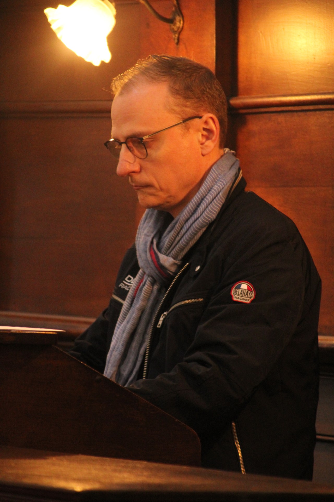 Denis Tchorek à l'orgue de chœur.