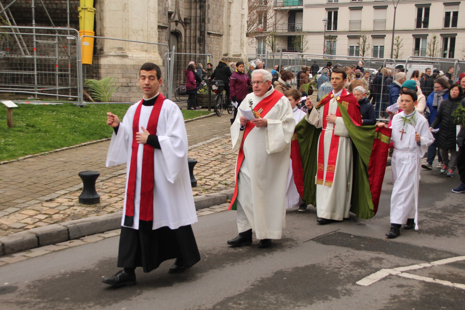 Départ de la procession à Notre-Dame.