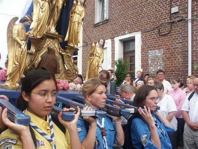 Des jeunes portent la vierge