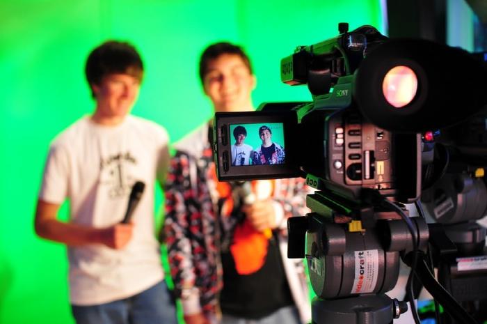 Des jeunes tournent un clip vidéo