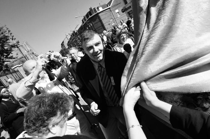 Des pélerins touchent le manteau
