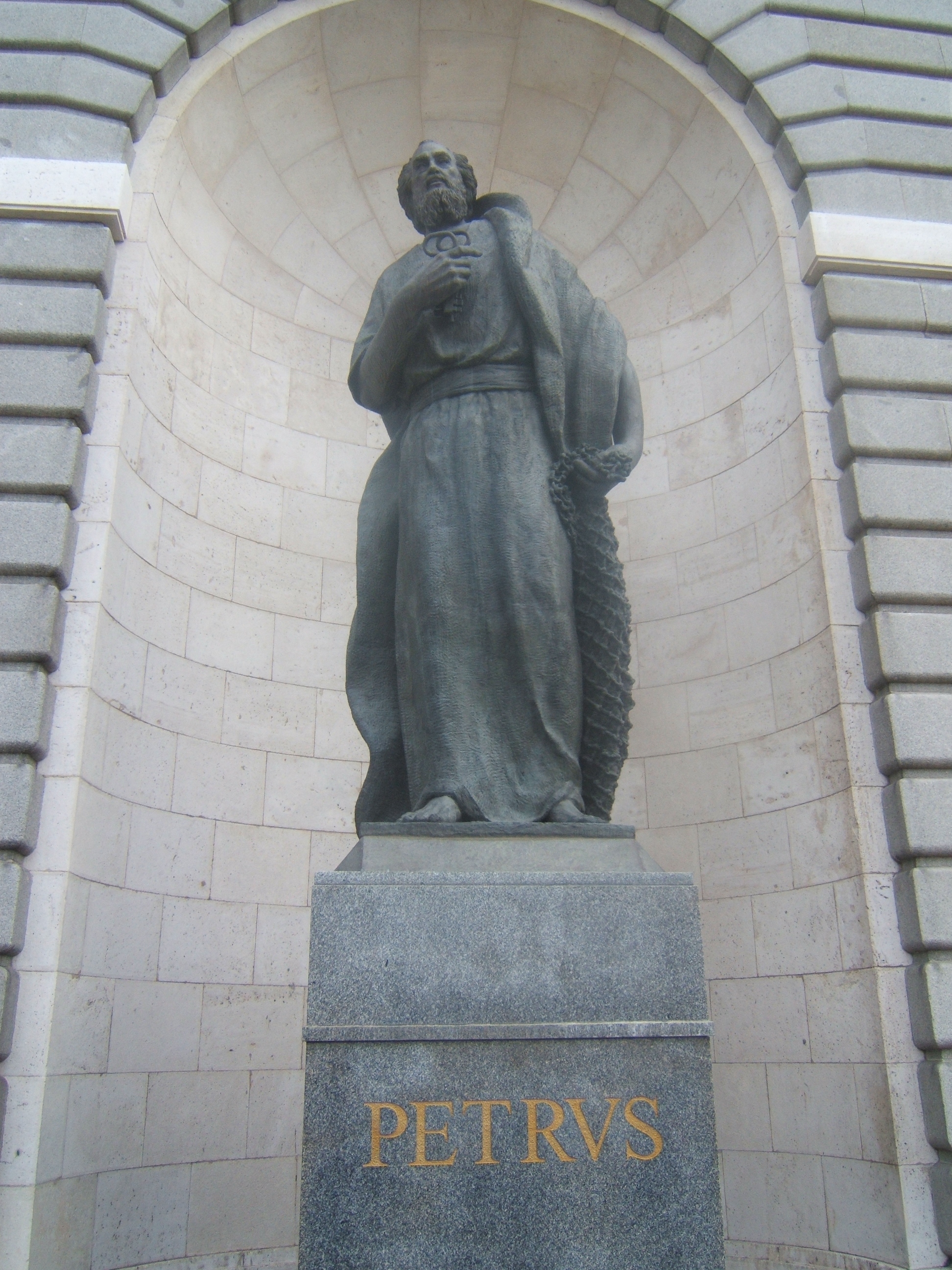 La statue de Saint Pierre, qui nous rappelle notre collégiale douaisienne!