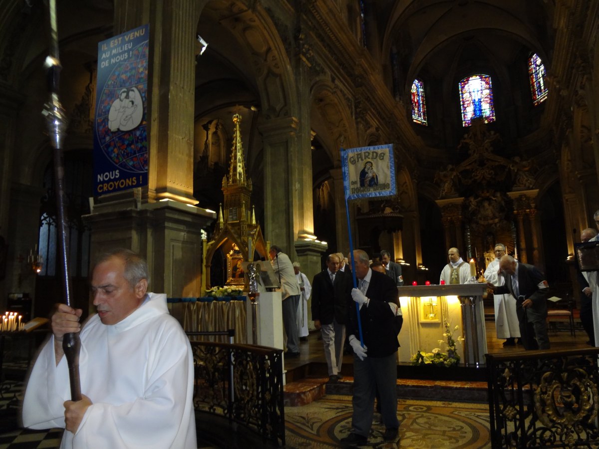 la garde conduit la procession qui reconduit l'icône dans sa chapelle