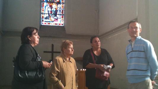 dans l'église, autour des bougies