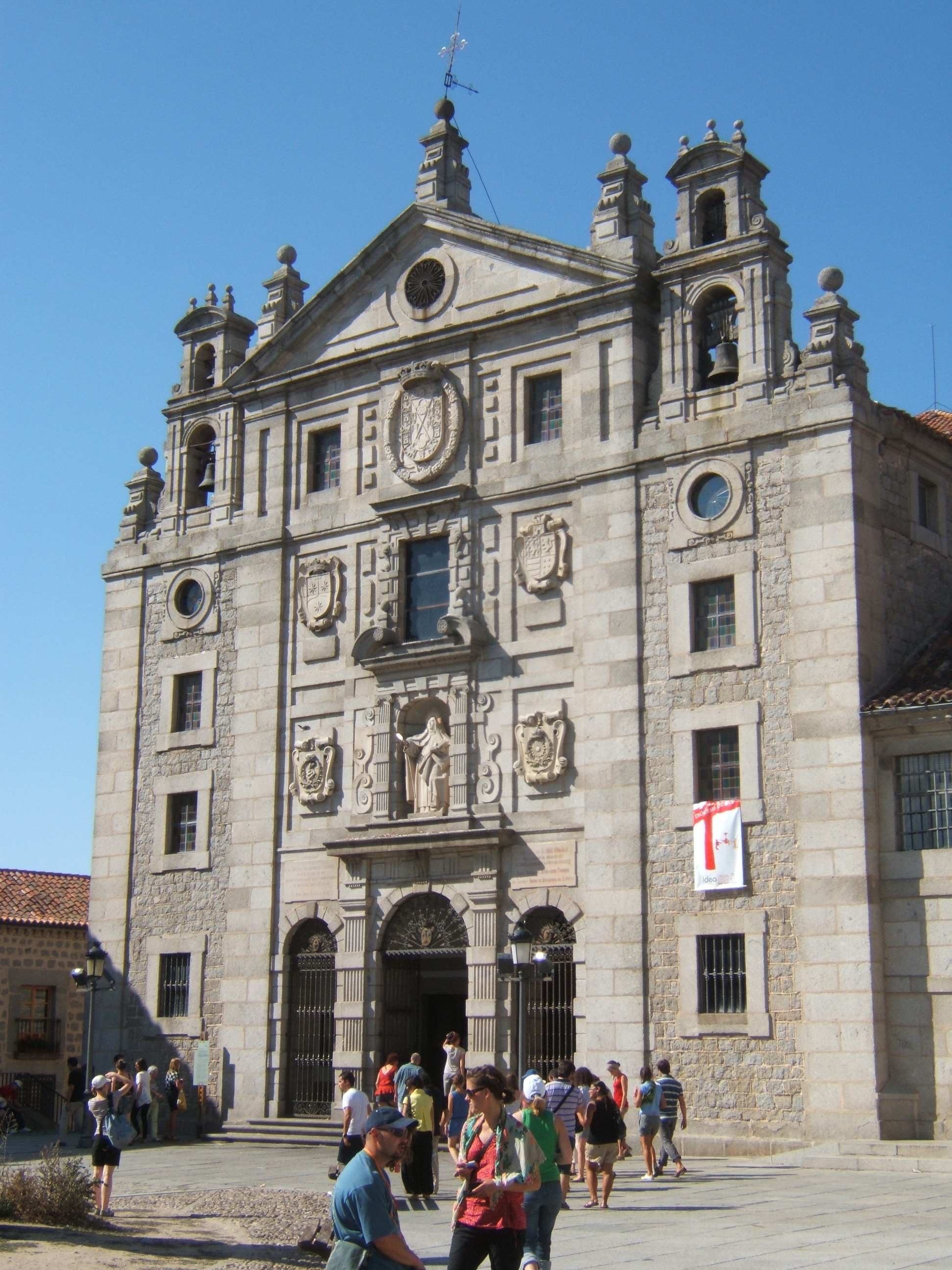 Construite à l'emplacement de la maison où a grandi Sr Thérèse de Jésus, plus connue sous le nom de Ste-Thérèse d'Avila