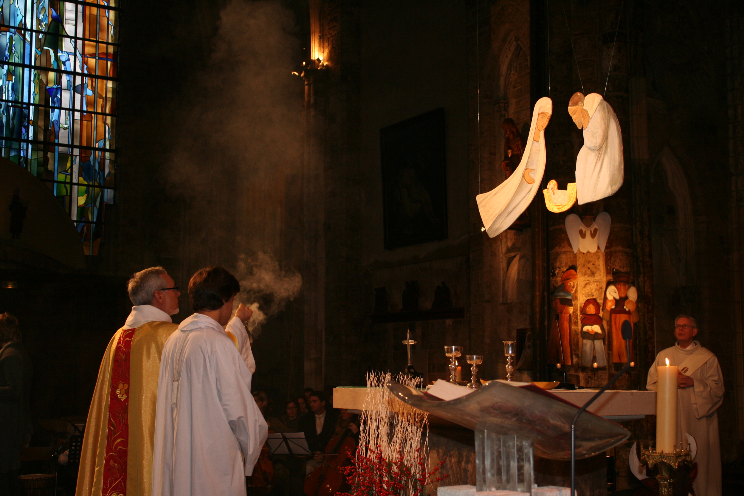 Encensement de l'autel.