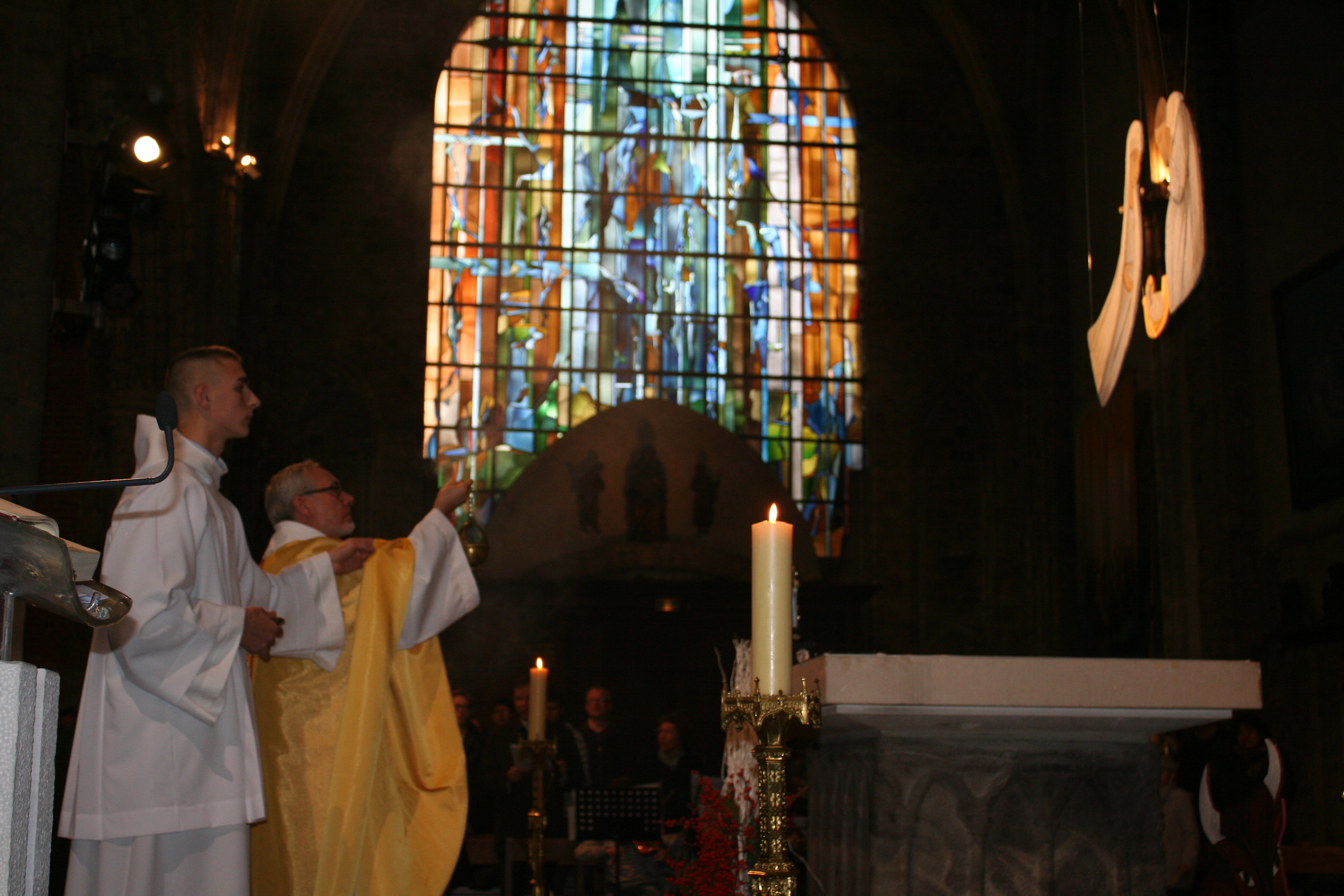 Encensement de l'autel et de la crèche.