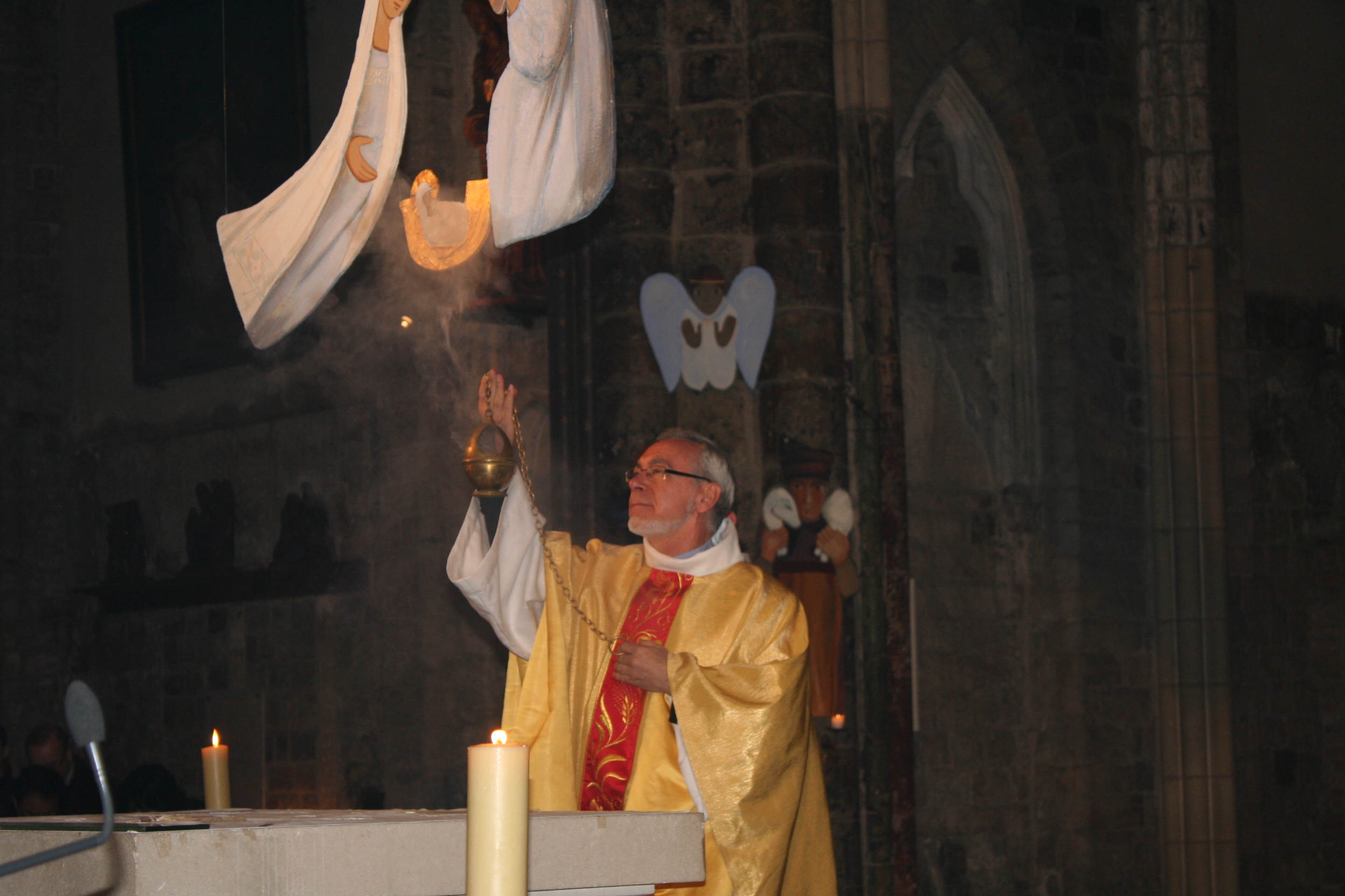 Encensement de l'autel et de Jésus dans la crèche.