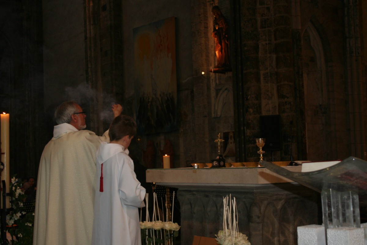 Encensement de l'autel à l'offertoire.