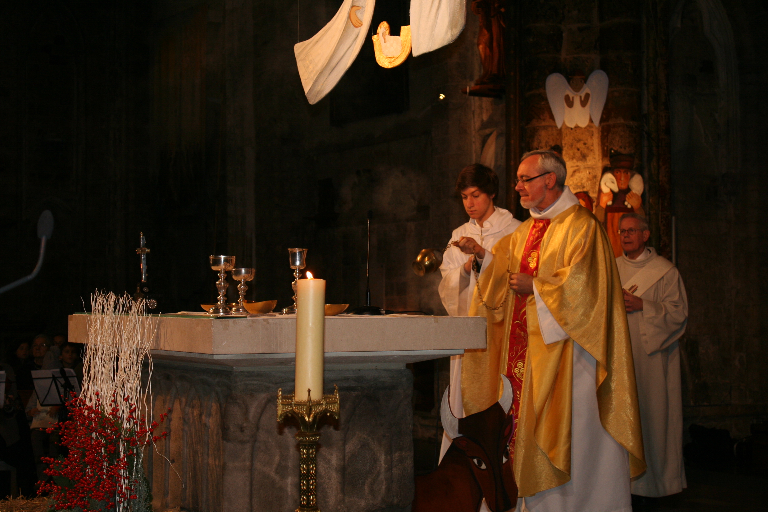 Encensement des offrandes et de l'autel.