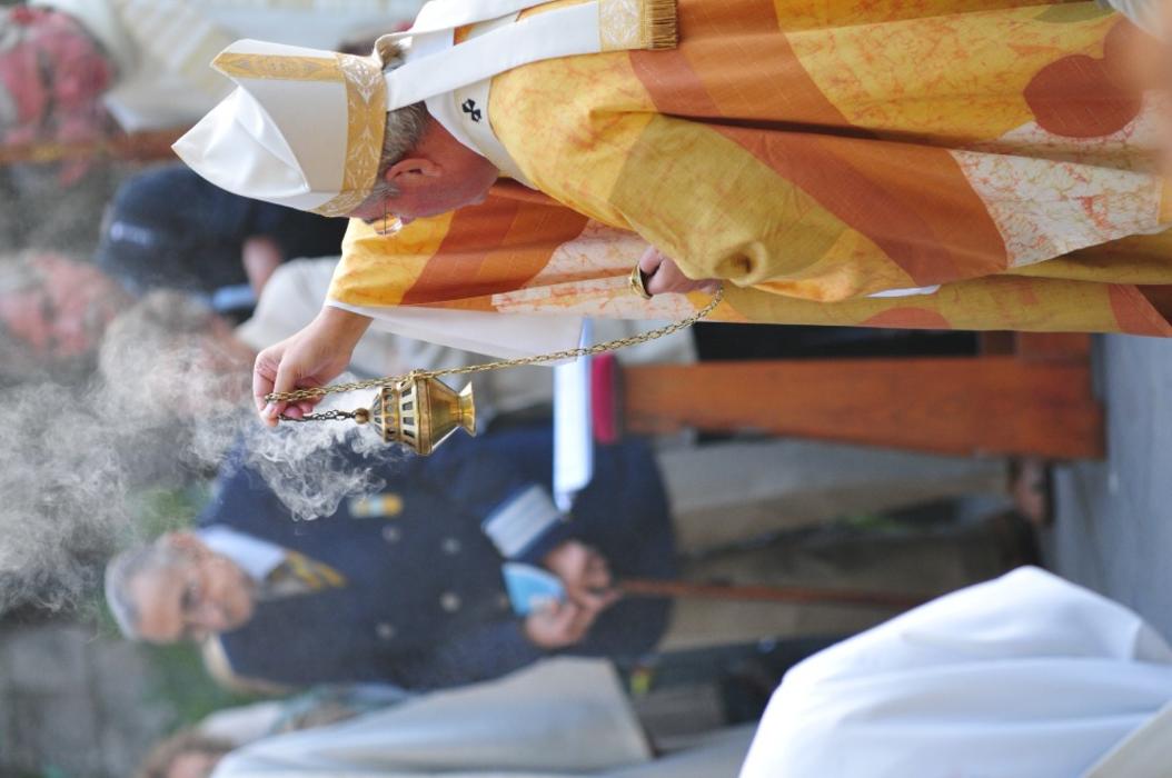 Encensoir devant le Saint Sacrement