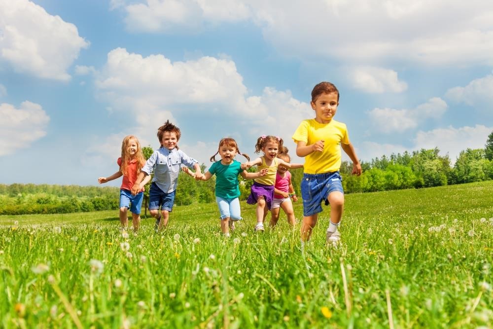 enfants qui courent eveil à la foi