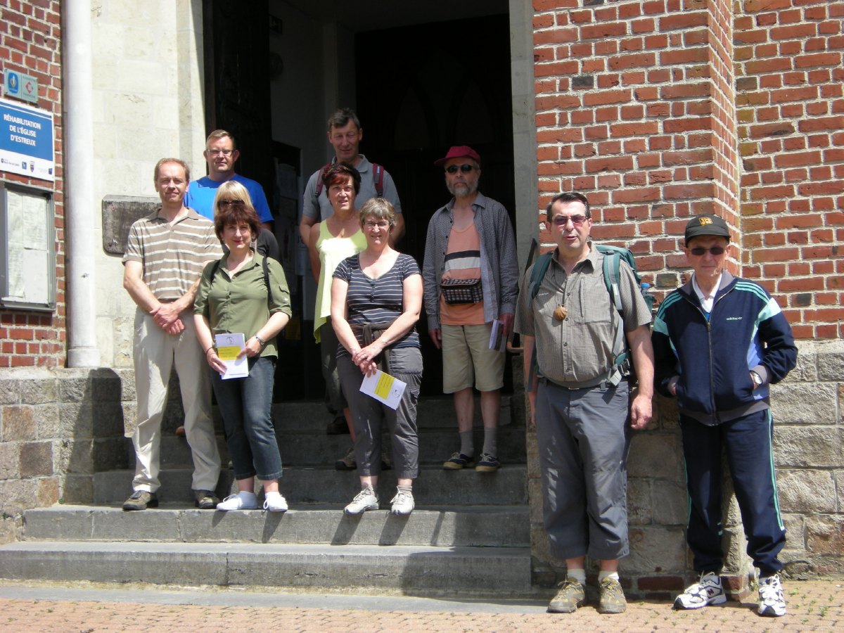 Le groupe sur les marches de l'église St Martin à Estreux.