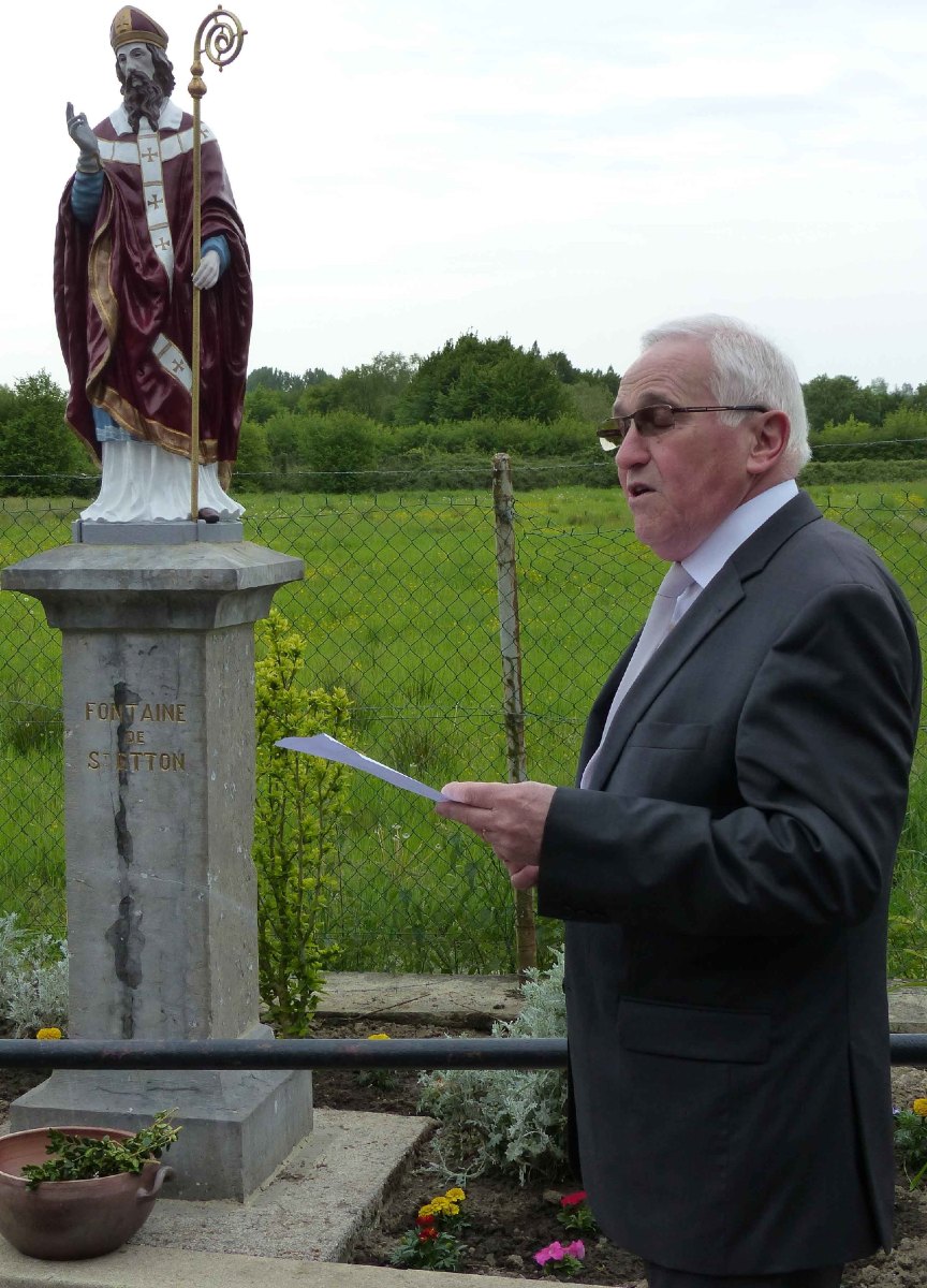 Monsieur le Maire de Dompierre remercie Laurent qui a bénévolement restauré la statue.