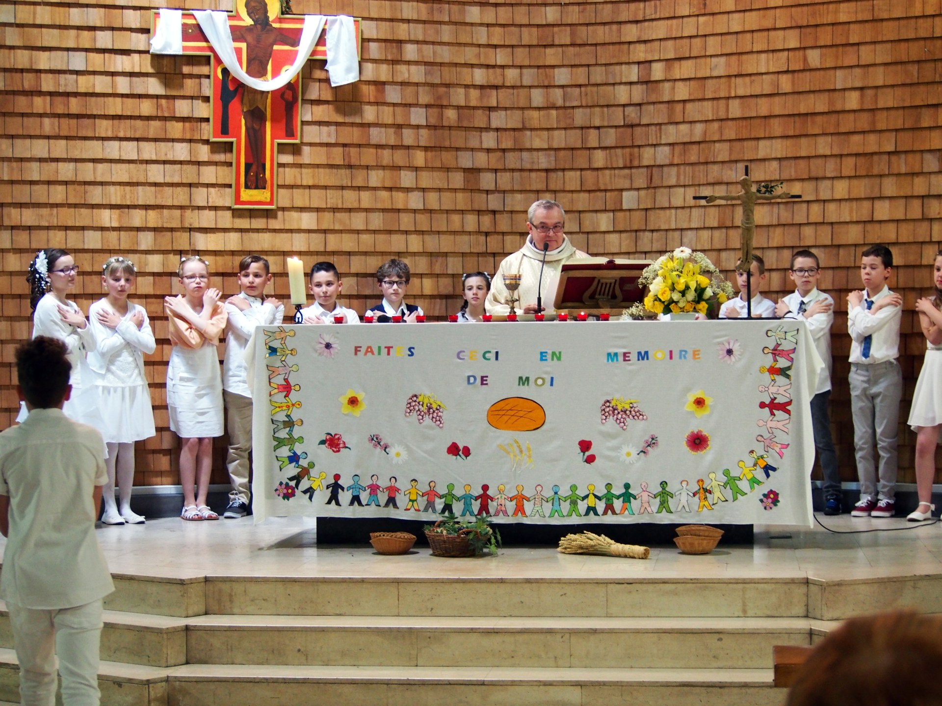 Enfants dans le choeur pour la communion