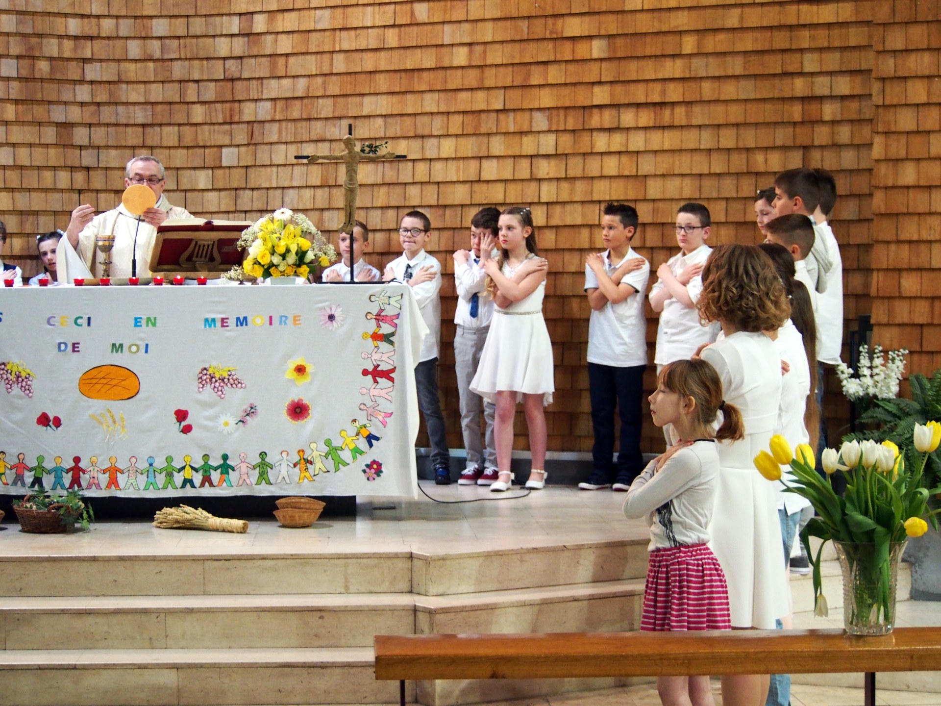 Enfants dans le choeur pour la communion