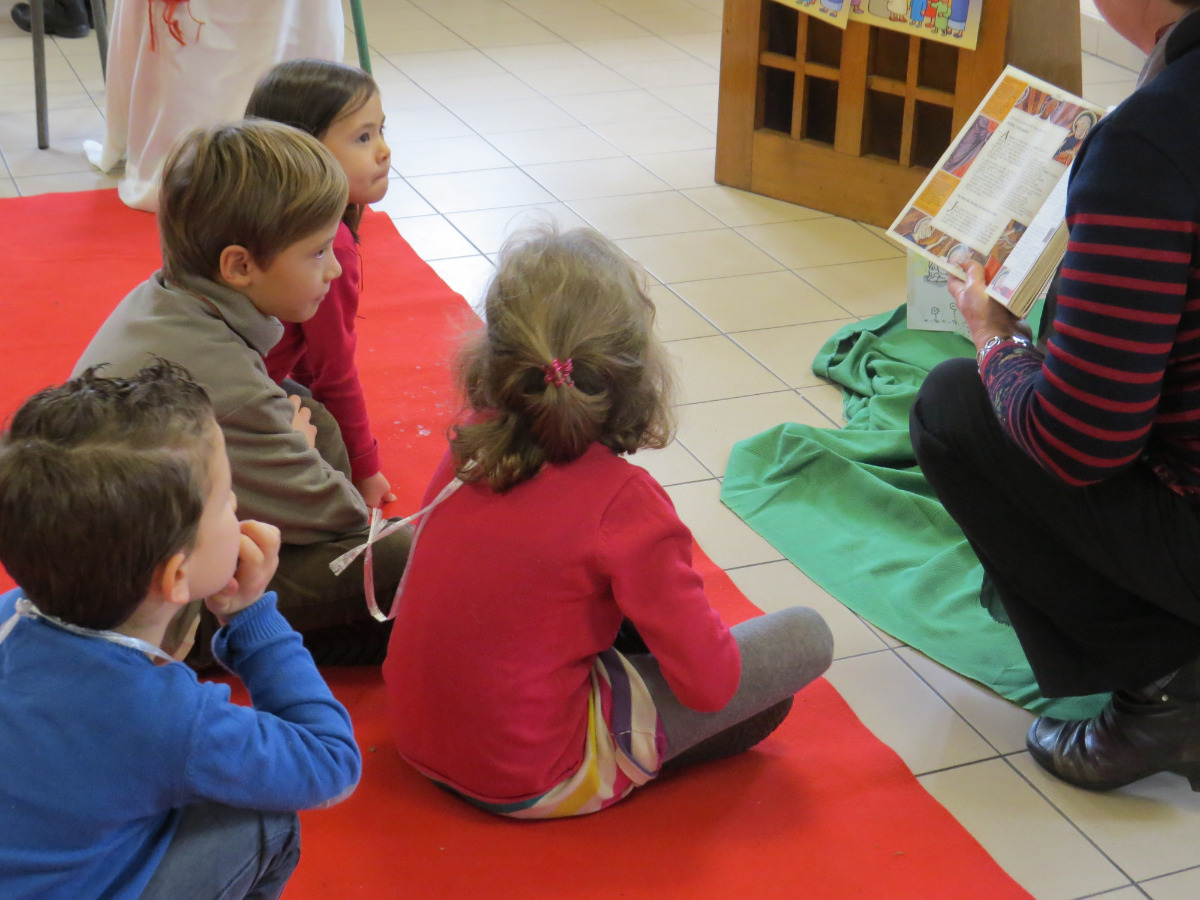 ...Anne-Marie qui montre le livre de l'Histoire de Jésus...