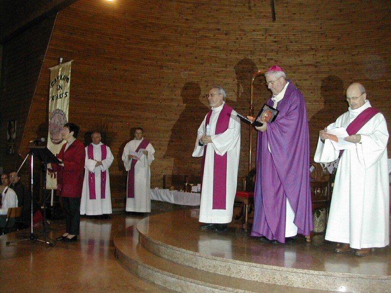 L'évêque, les prêtres et diacres
