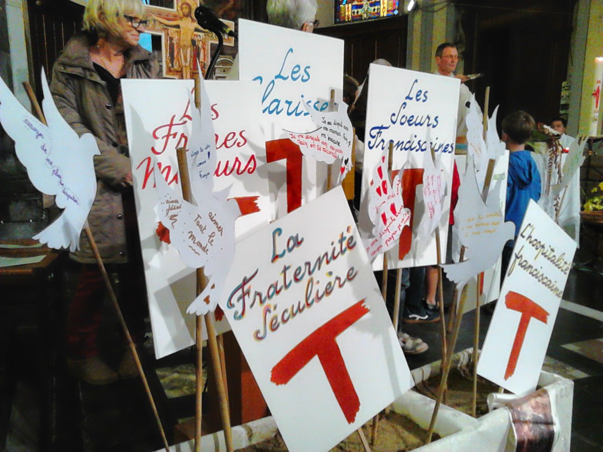 Les enfants ont mêlé leurs messages aux panneaux représentant les différentes branches de la famille franciscaine