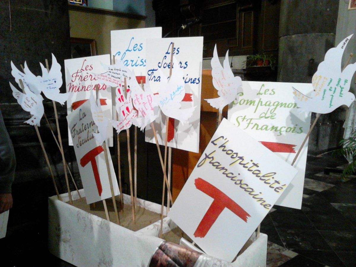 Les enfants ont mêlé leurs messages aux panneaux représentant les différentes branches de la famille franciscaine