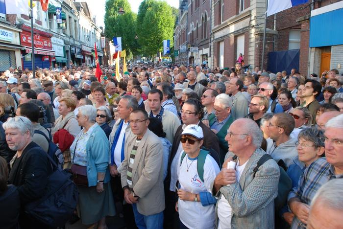 La foule attend le passage de la viege