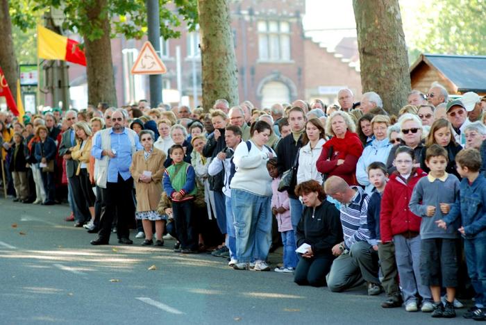 La foule attend le passage de la vierge