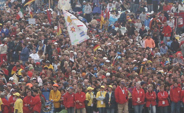 Foule qui attend le passage du pape