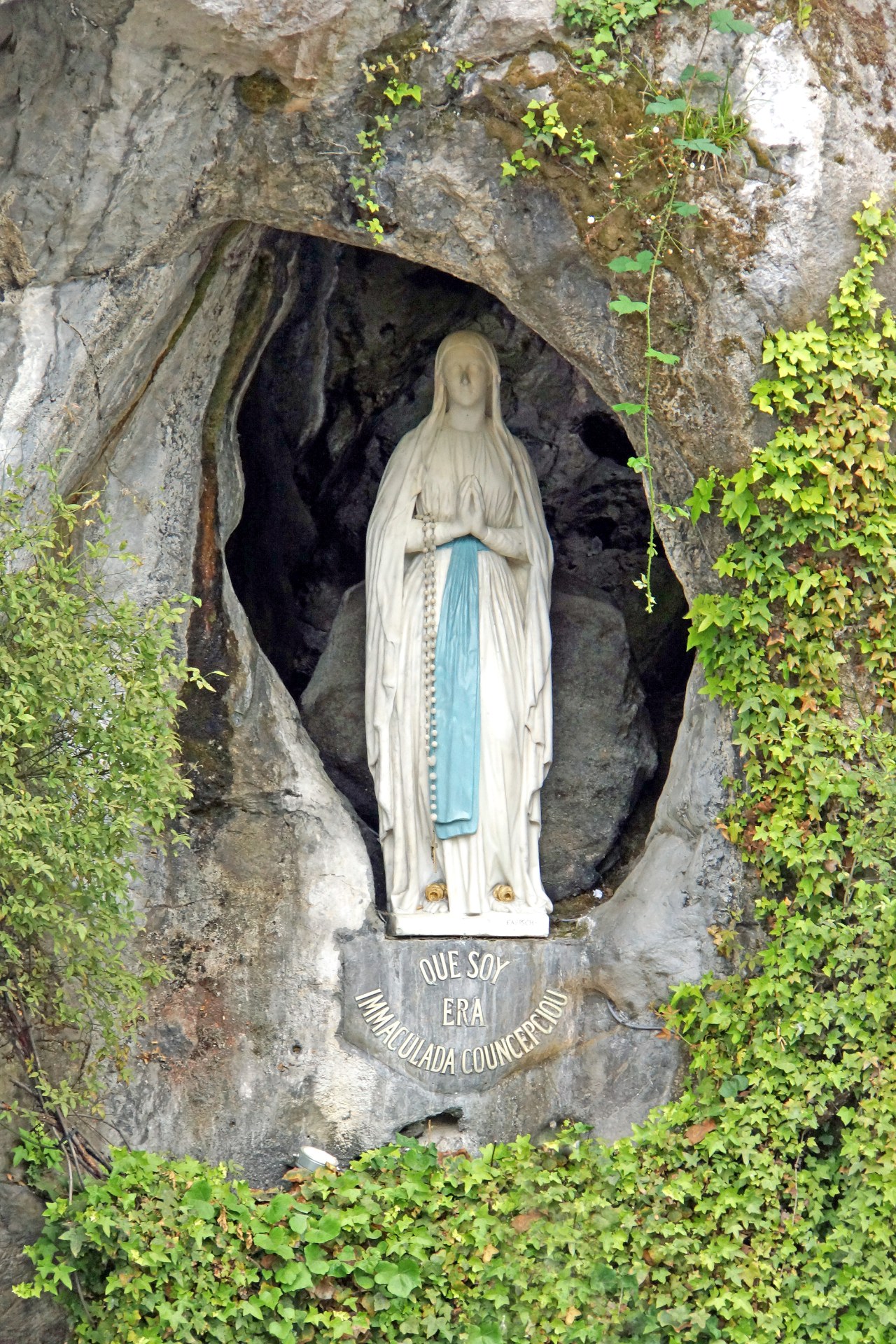 France-002009_-_Our_Lady_of_Lourdes_(15774765182)