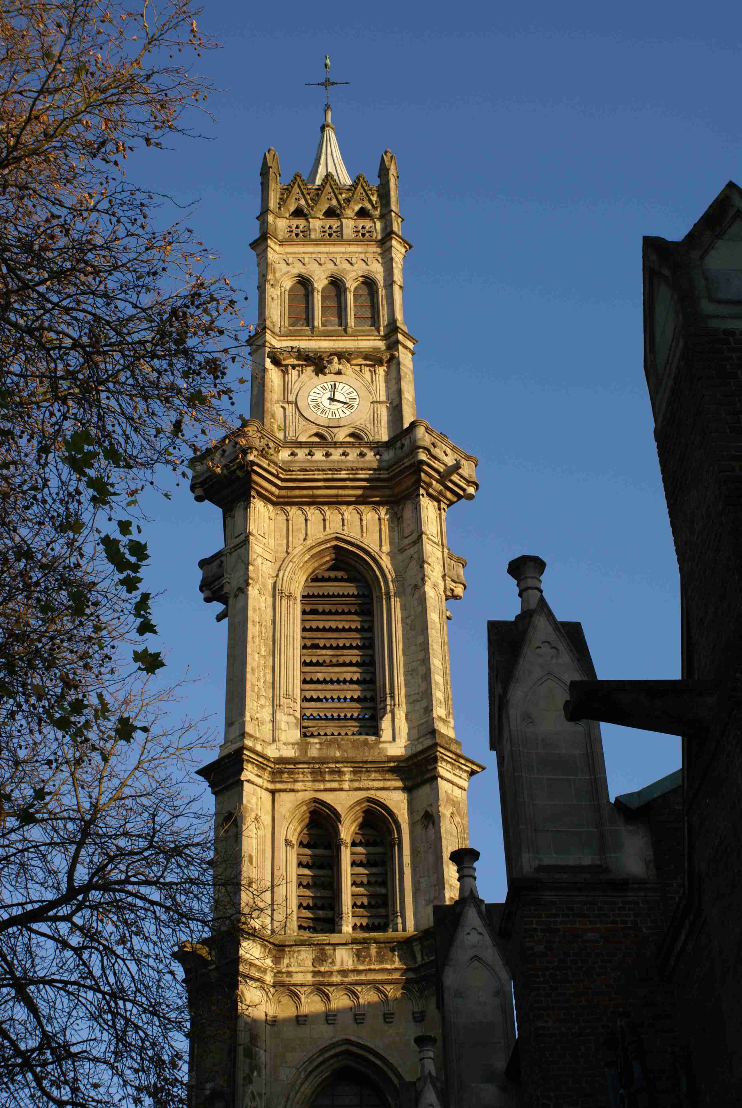 Le clocher de l'Eglise qui culmine sur la ville