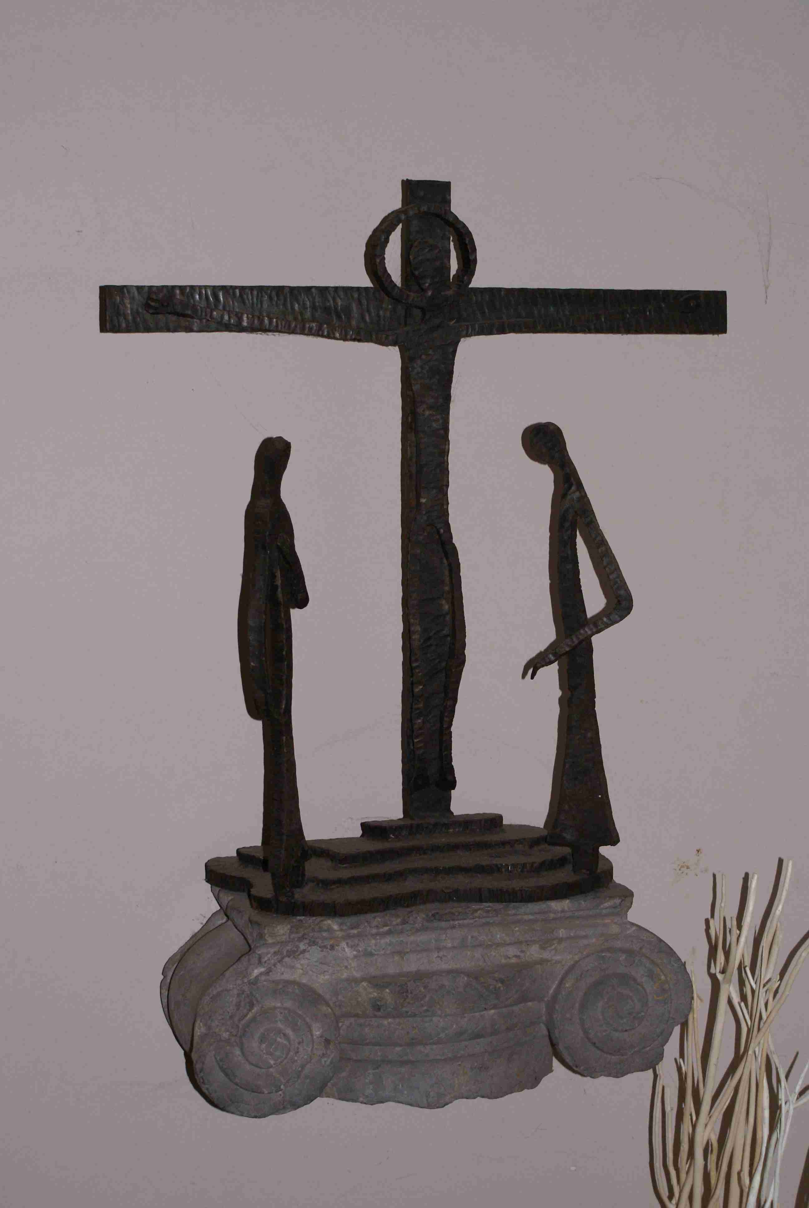 la crucifixion en fer forgé et pierre