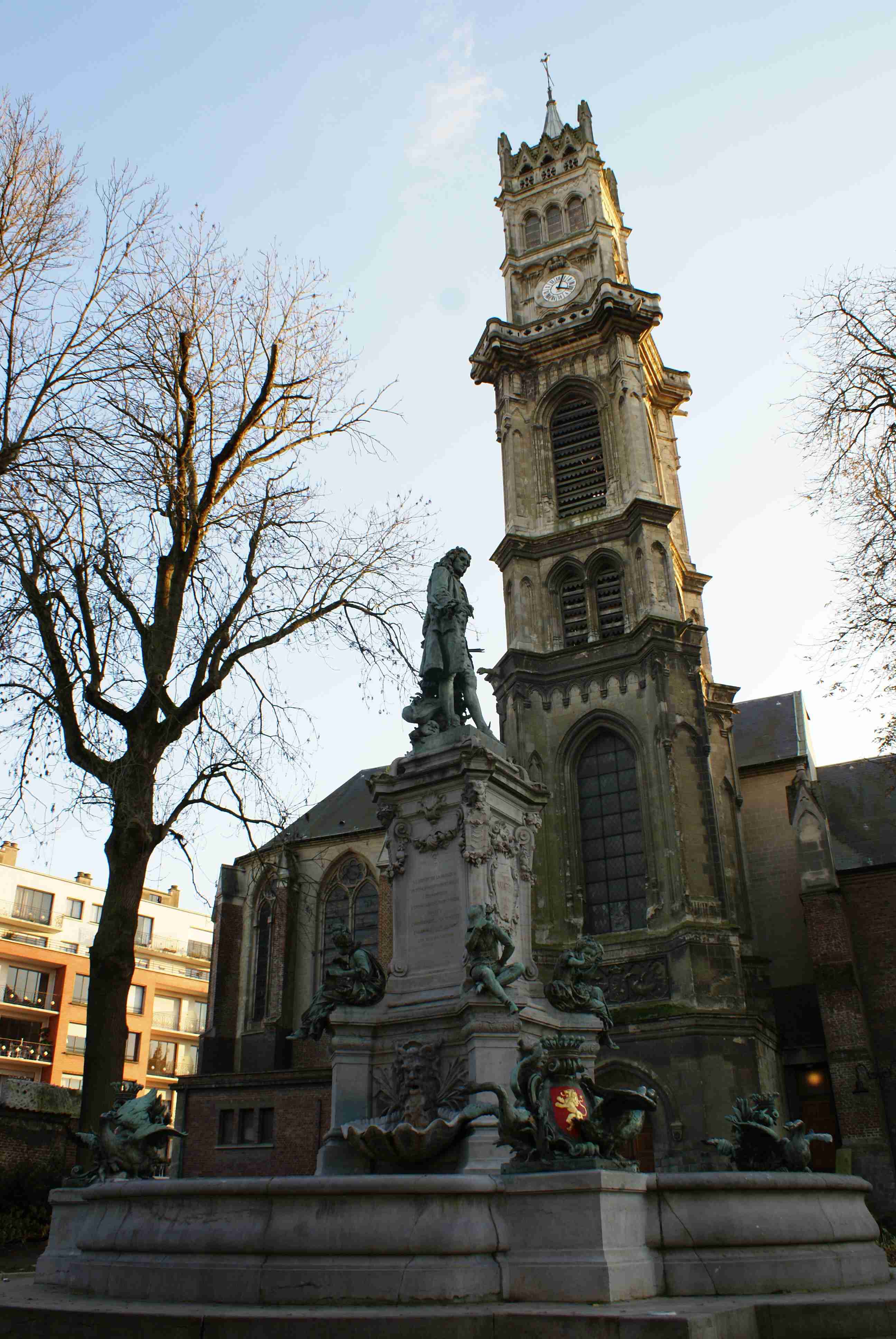 Valenciennes cité d'Art : la fontaine Watteau par Carpeaux sur le parvis de l'église St Géry avec les cygnes emblèmes de la ville