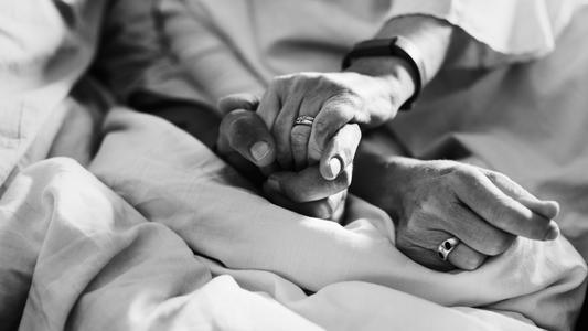 gros-plan-couple-tenue-mains