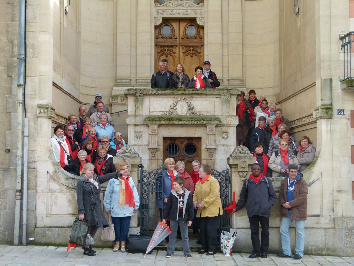  groupe devant la chapelle attenante à la maison de la famille MARTIN
