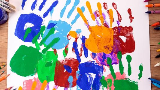 handprints-peintes-sur-un-bureau-de-l-ecole